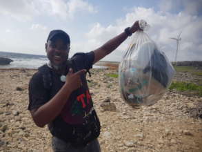 Famous Curacao artist joins our clean up