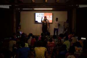 Che tells his journey from photography to music