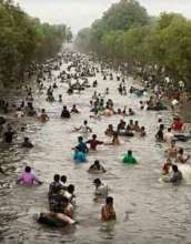 The chaotic moment when the flood hits villages