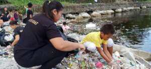 Jun picking up trash from the Manila Bay.