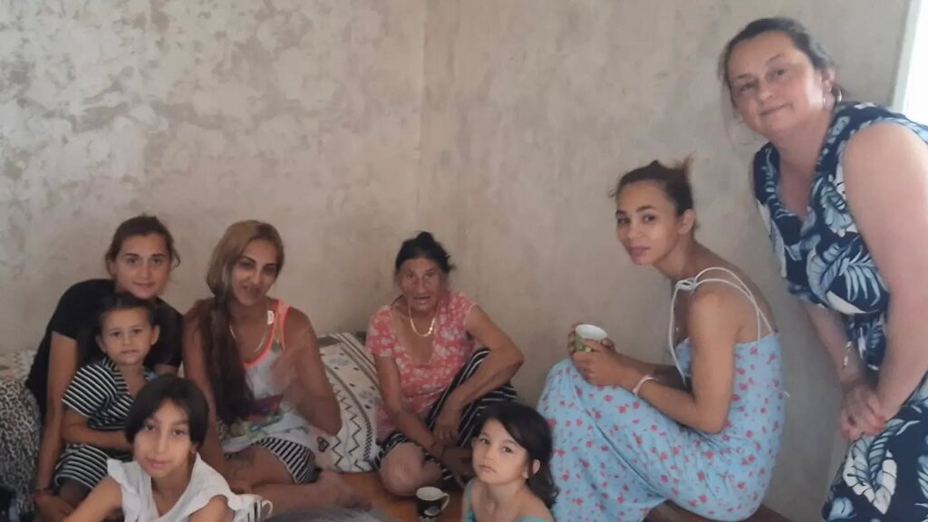 Staying connected with Roma families