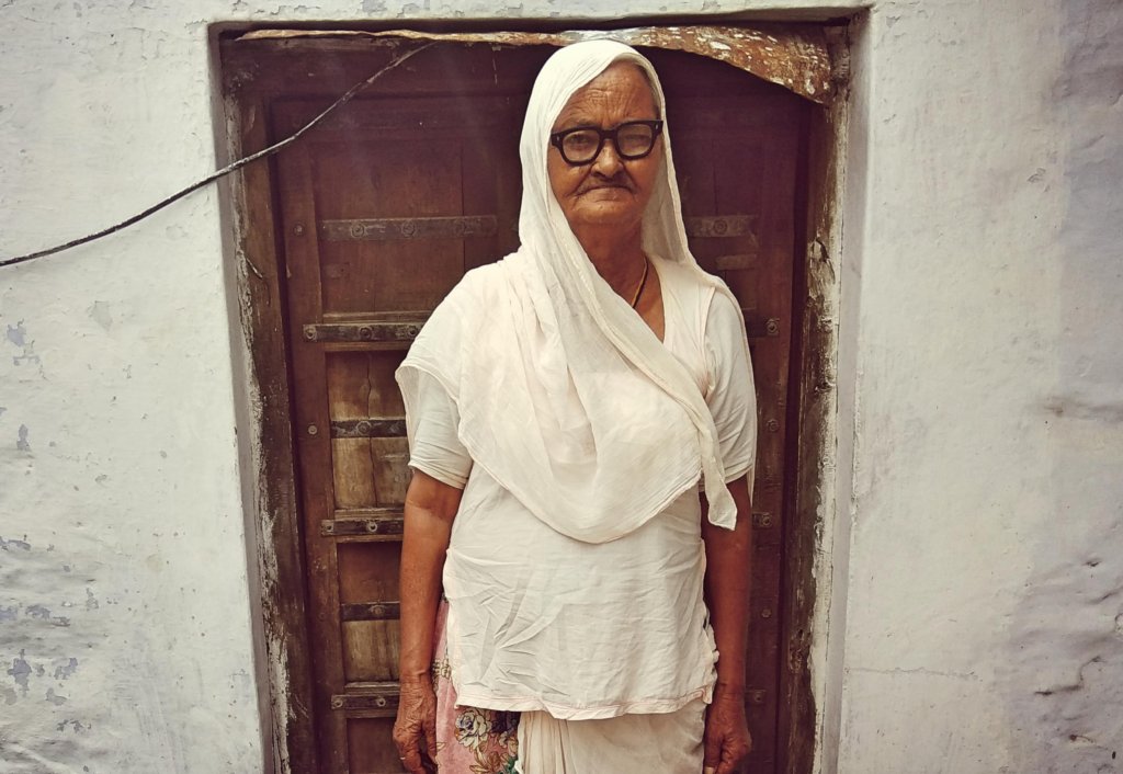 Provide Groceries to Helpless Old Age Women!