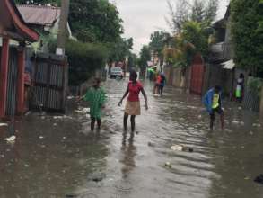 7 Sept in Haiti, children & women wade the street