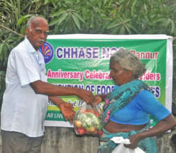 Elder receiving food groceries