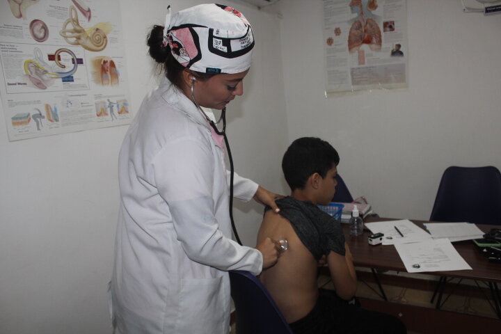 Doctor providing medical care to Venezuelan child