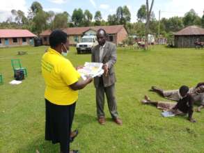 Gladys from HFAW, handing over posters Machuriati