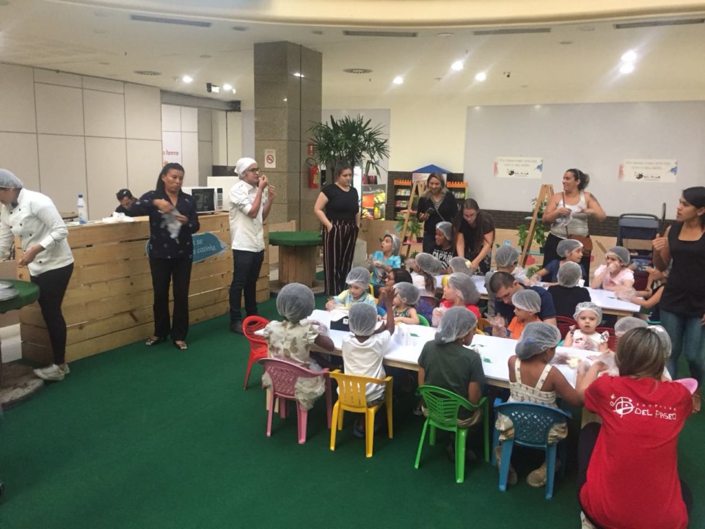Kids Ready to Be "Chefinhos" (little chefs)