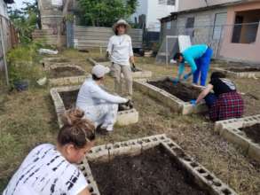 Volunteers at Hacienda Buena Vista's garden