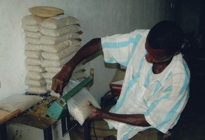 Sealing of 1 kilogramme Parboiled Rice