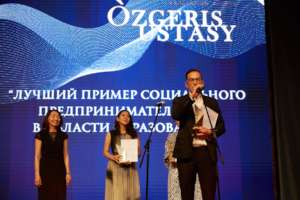 Arman speaking to acknowledge Salem's award