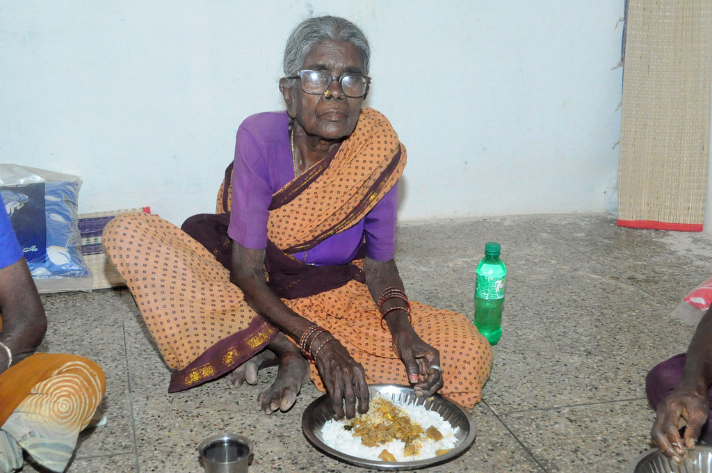 Food support to32 starving neglected elderly women