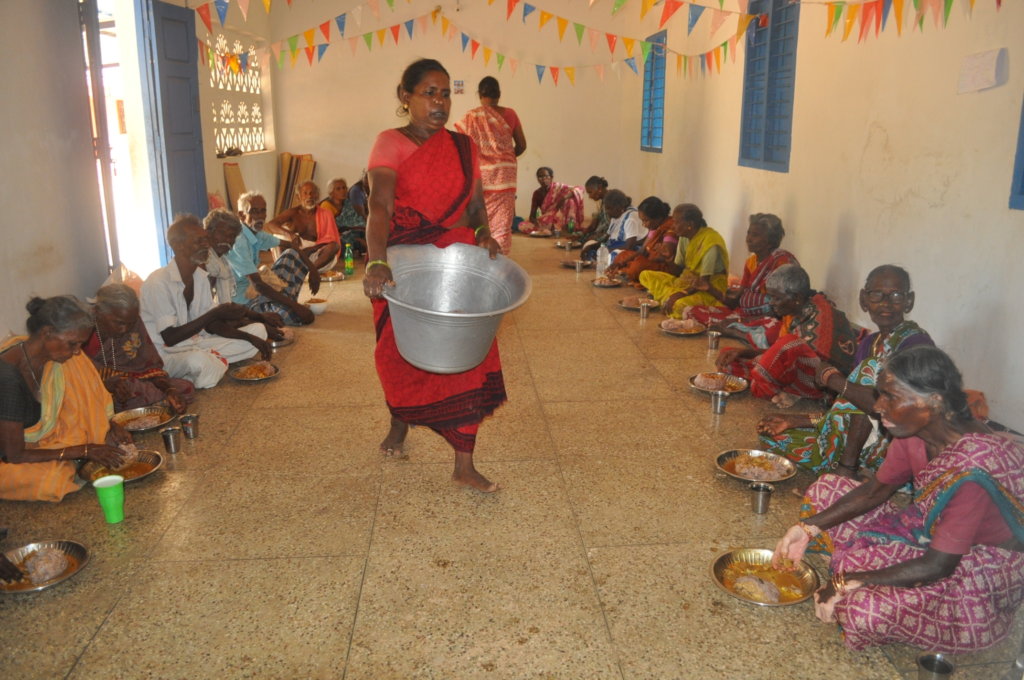 Food support to32 starving neglected elderly women