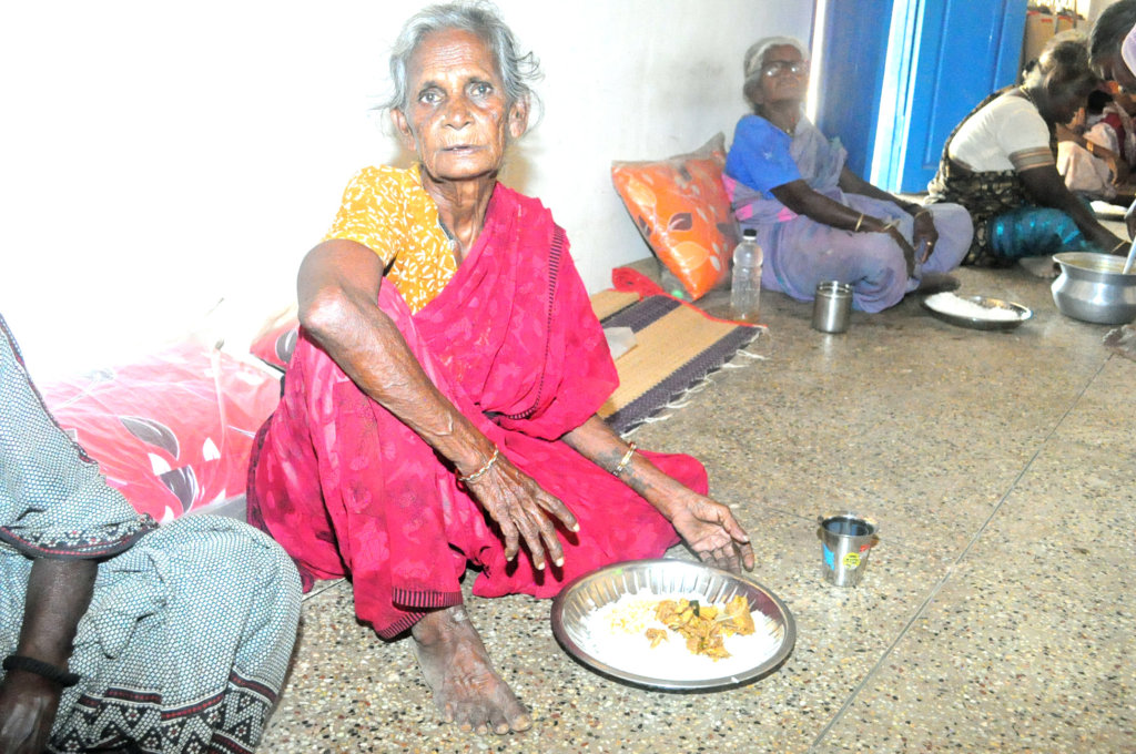 Food support to32 starving neglected elderly women