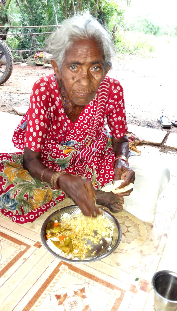 Food support to32 starving neglected elderly women