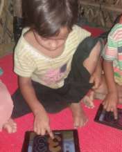A child learns to read on a tablet