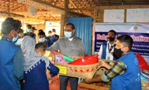 Dr. Mainaa from UNHCR distributing baby kits