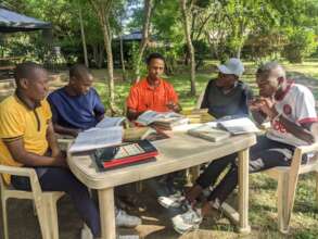 Elias in the middle, with his group mate