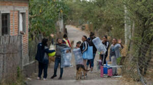 Mothers heading home with their new water filters