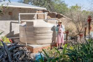 A woman with her new rainwater system in San Pedro