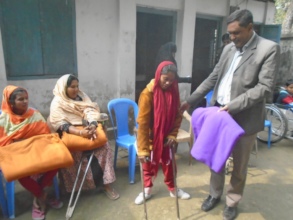 Blanket distribute in to adolecnts girls with disabilities.JPG