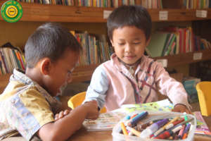 They enjoy English picture book in our library.