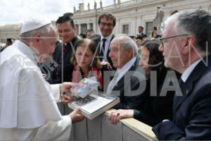 Polarquest gift to Pope by Airship ITALIA family