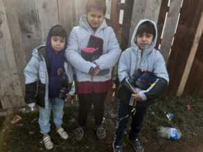 Refugiu, Romania: Children given coats and boots