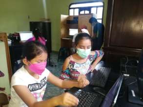 Lidia and Dulce learning to use the computers