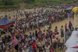 Rohingya refugee waiting for food