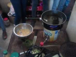 Cooking on a simple biogas stove