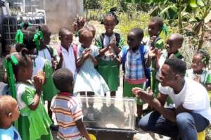 Solar cooking expert teaching kids