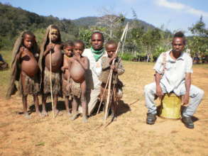 Ankave children with bows