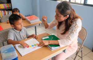 Jacobo Learns Sign Language