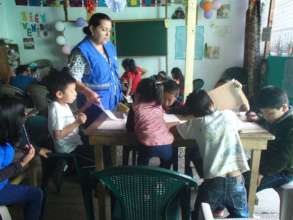 Licenciada Virginia in class with the little ones