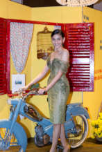 Miss Vietnam Truong Thi May and the aution item