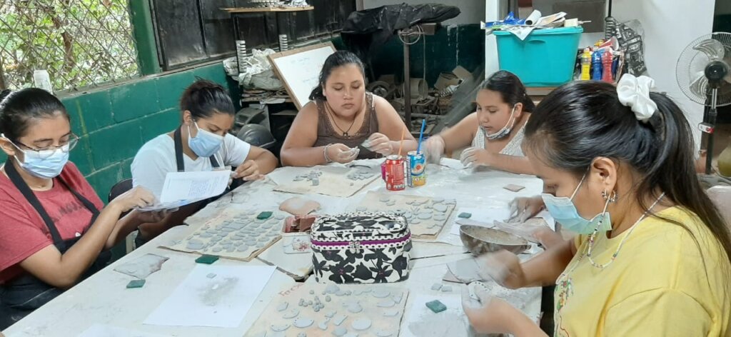Youths from the Ilobasco learn to make Artisan Jew