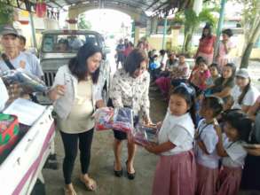 Distributing relief supplies, Cuartero Central ES