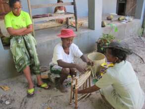 Preparing raffia for weaving