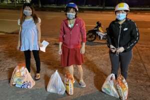 Giving essentials to workers (1)