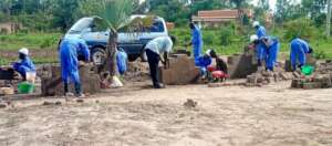 Instructor down to the knees with learners