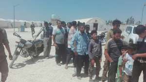 Syrian refugees que for relief goods