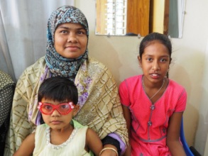 Mom accompanies daughter for eye check