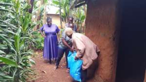 TCSC volunteer Christine delivering food.