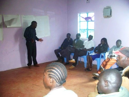 Ezra Kigondu leading a Citizen Reporter Training
