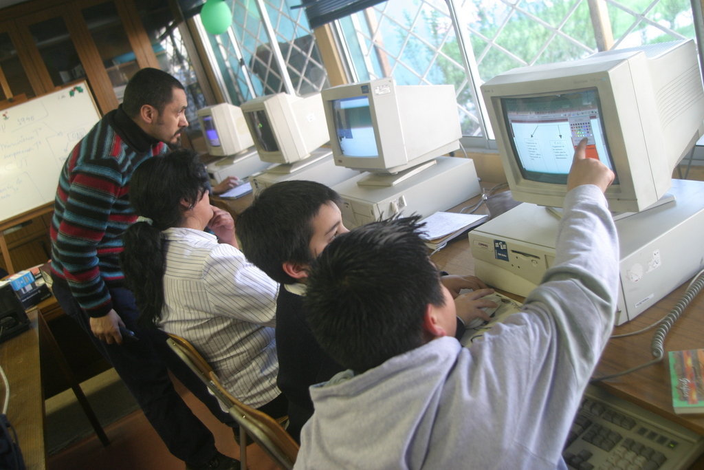 Displaced Residents in Chile Learn IT Skills