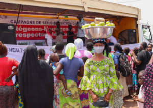 A woman selling during the COVID-19 caravan