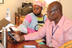 Setting up phones during CHW orientation training