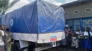 Delivery of food from Red Cross for HIV+ people.