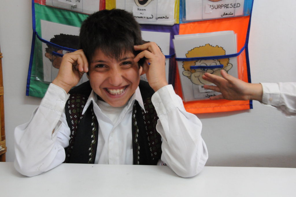 Assist kids with hearing disabilities in Palestine