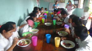 Alimentacion a nuestros ninos y ninas de Hogar Luc